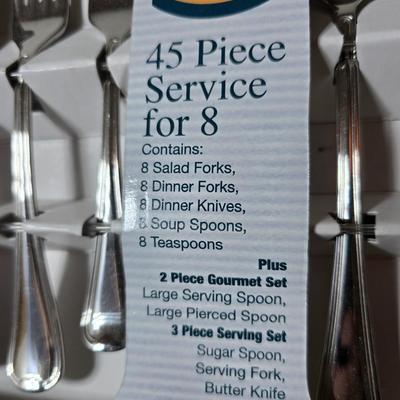 Brand new Oneida 45-Piece Gourmet collection Flatware Set with table cloth