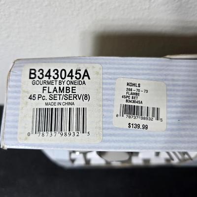 Brand new Oneida 45-Piece Gourmet collection Flatware Set with table cloth