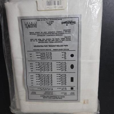 Brand new Oneida 45-Piece Gourmet collection Flatware Set with table cloth