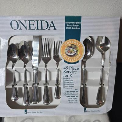 Brand new Oneida 45-Piece Gourmet collection Flatware Set with table cloth