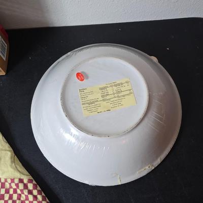 New Pyrex Portables 4-piece set - Large pasta bowl with wooden serving utensils - and a chef apron