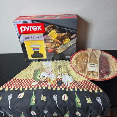 New Pyrex Portables 4-piece set - Large pasta bowl with wooden serving utensils - and a chef apron