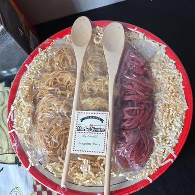 New Pyrex Portables 4-piece set - Large pasta bowl with wooden serving utensils - and a chef apron