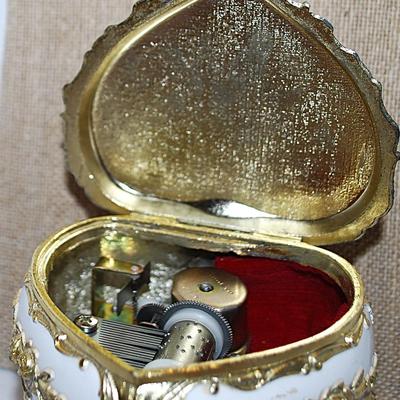 Heart Shape HINGED Trinket/Music Box Combo 3 ¾" L x 3½" W x 2¼" H -- Plays "HAPPY BIRTHDAY" -- "The San...