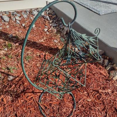 Wrought Metal Wire Garden Feeder Basket