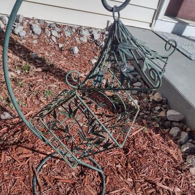 Wrought Metal Wire Garden Feeder Basket