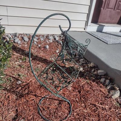 Wrought Metal Wire Garden Feeder Basket