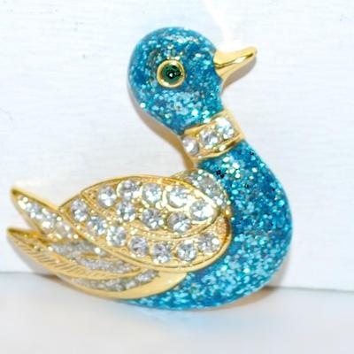 BLUE CLOISONNE' DUCK BROOCH (1½" x 1½") with Jeweled Gold Colored Wings, Collar & Beak on a Gold Tone Setting