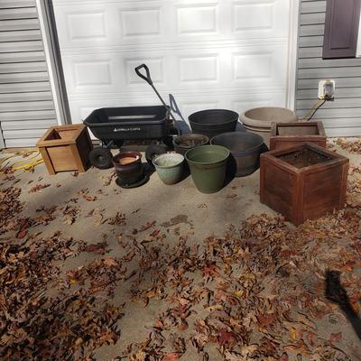Outdoor Planters, Pots & Gorilla Dump Wagon (Y-KD)