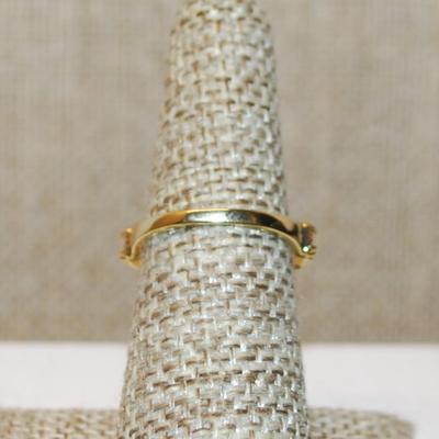 Size 10 Cranberry Red Line of 5 Stones Ring with Middle Clear Stone Accents on a Gold Tone Band (3.2g)