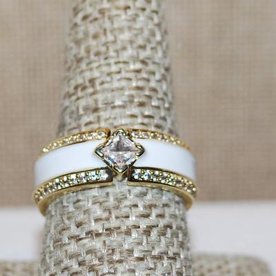 Size 9 Infinity Style Ring with Single Main Stone & WHITE Enamel Stripe on a Gold Tone Band (5.9g)