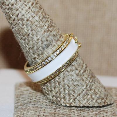 Size 9 Infinity Style Ring with Single Main Stone & WHITE Enamel Stripe on a Gold Tone Band (5.9g)