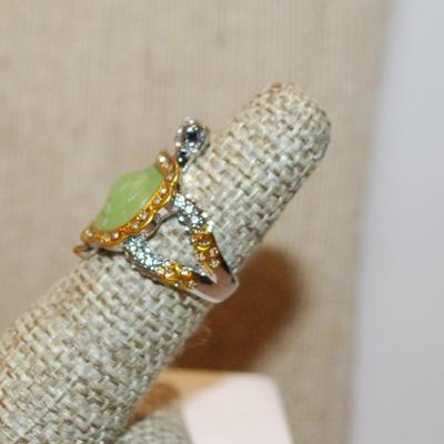 Size 5¼ Vintage Style Two-Tone TURTLE Ring with Green Polymer Shell & Accents Stones on a Silver Tone Band (5.3g)