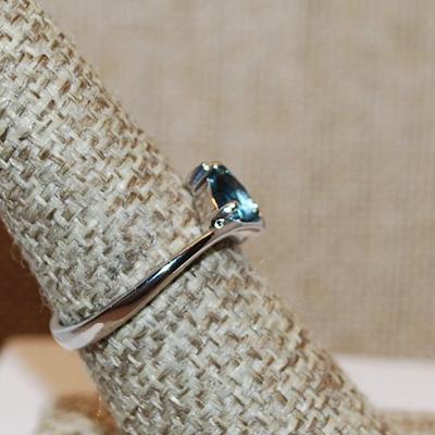Size 7¼ Light BLUE TRILLION Cut Stone Ring with a Side Splash Accent on a Silver Tone Band (2.6g)