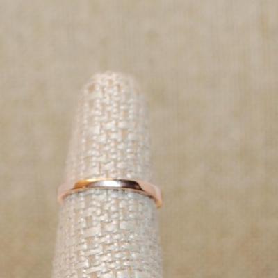 Size 6 Red Marquise Cut Stone Ring & 9 Black Accent Stones on a Gold Tone Band (3.0g)