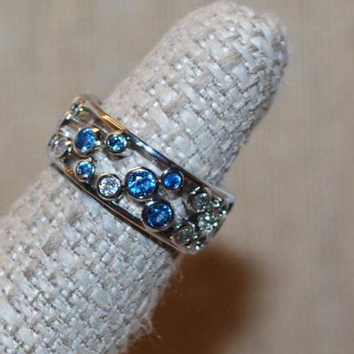 Size 6 Hollowed Infinity Style Setting with Light Blue & Clear Stone "Circles" on a Silver Tone Band (4.5g)