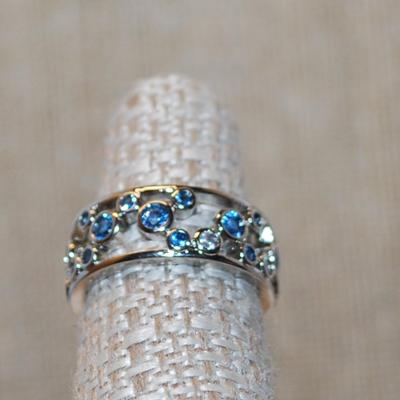 Size 6 Hollowed Infinity Style Setting with Light Blue & Clear Stone "Circles" on a Silver Tone Band (4.5g)