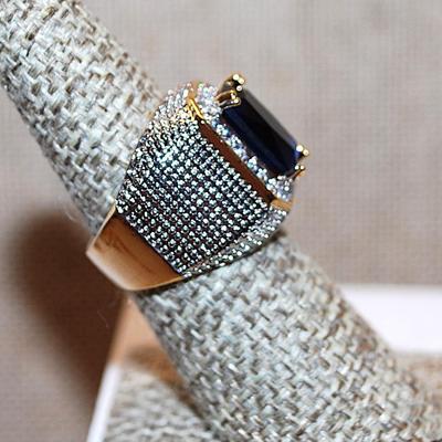 Size 7 Large Deep BLUE Rectangle Stone Party Ring with Stone Side Accents and Indented "Panels" on a Solid Gold Tone Band (8.2g)