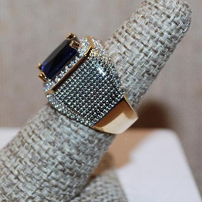 Size 7 Large Deep BLUE Rectangle Stone Party Ring with Stone Side Accents and Indented "Panels" on a Solid Gold Tone Band (8.2g)