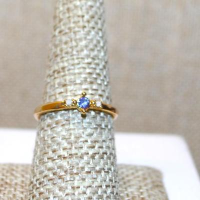Size 7½ Delicate Tiny Blue Stone Ring with 2 White Opaque Stone Accents on a Gold Tone Band (1.6g)
