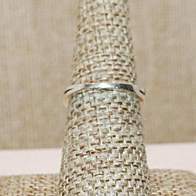 Size 7 Unique VINTAGE 3 Clear Stone "Pointed Arrow" Ring on a Silver Tone Band (2.7g)