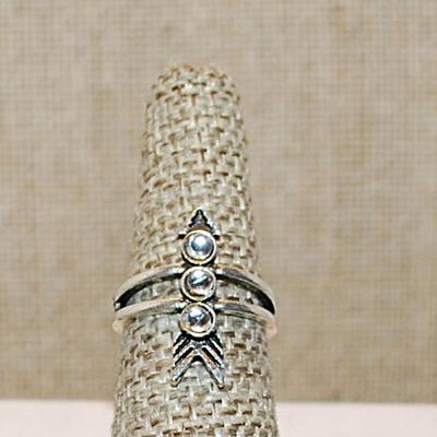 Size 7 Unique VINTAGE 3 Clear Stone "Pointed Arrow" Ring on a Silver Tone Band (2.7g)