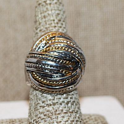 Size 7½ - 8½ VINTAGE EXPANDIBLE Ring with 2-Tone Metal Swirls on a Silver Tone Band (14.7g) Note: Blemishes & Discoloration