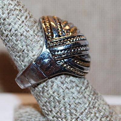 Size 7½ - 8½ VINTAGE EXPANDIBLE Ring with 2-Tone Metal Swirls on a Silver Tone Band (14.7g) Note: Blemishes & Discoloration
