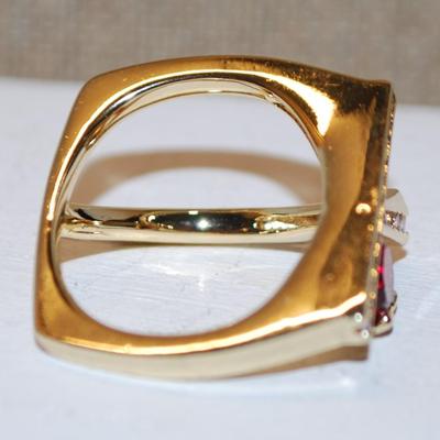 Size 10½ Contemporary Styled Unique Ring with Red Stone & Clear Stone Accent Lines on a Gold Tone Band (9.6g)