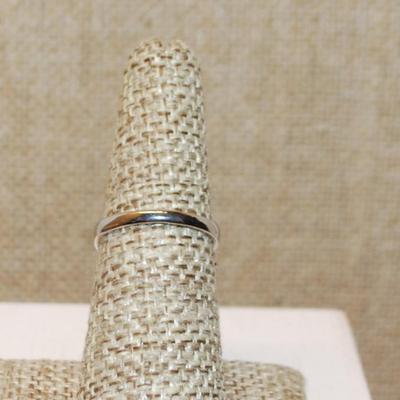 Size 6 Pink & Red Enamel Style Ring with Red Pear Main Stone on a Silver Tone Band (5.3g)