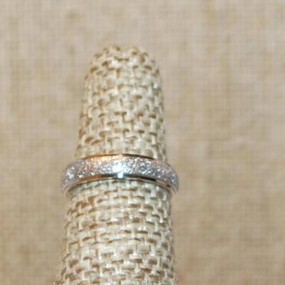 Size 4 Infinity Style Silver Tone Ring with Ground Stone Middle Inlay (2.3g)
