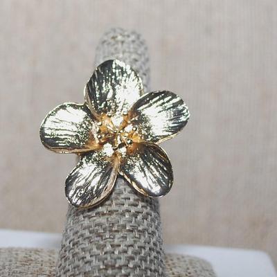 Size 7 ALL Gold Colored "5 Petal Flower" Ring on an OPEN BAND (4.7g)