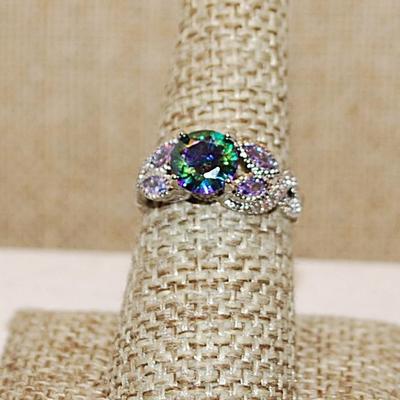 Size 7 ½ Iridescent Round Main 4 Prong Stone Ring with 4 "Leaves" of Light Purple Accent Stones on a Silver Tone Band (2.9g)