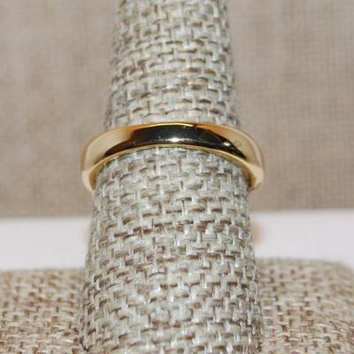 Size 6 Large Single White Faux Pearl with Looped Sides & Band Accents on a Gold Tone Band (7.3g)