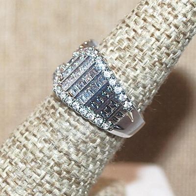 Size 6½ Vertical Clear Stone "Segments" Ring on a Silver Tone Band (7.3g)