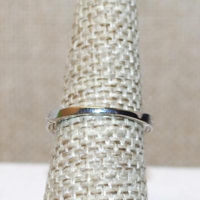 Size 6¼ Row of 3 Round Deep Green Stones Ring with a "Flat" Silver Tone Band (3.7g)