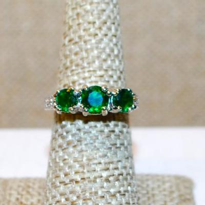 Size 6¼ Row of 3 Round Deep Green Stones Ring with a "Flat" Silver Tone Band (3.7g)