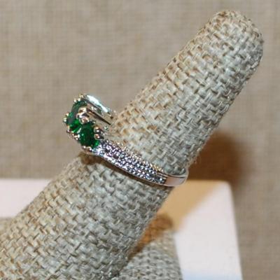 Size 6¼ Row of 3 Round Deep Green Stones Ring with a "Flat" Silver Tone Band (3.7g)