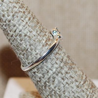 Size 6½ Delicate Small Round Emerald Colored Stone Ring on a Silver Tone Band (1.5g)