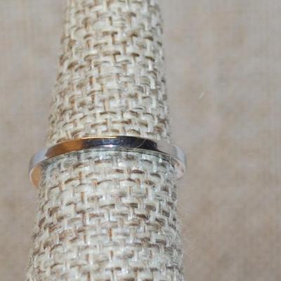 Size 6 Small Round Iridescent Stone Ring with a Circle of Accent Stones on a Silver Tone Band (1.9g)