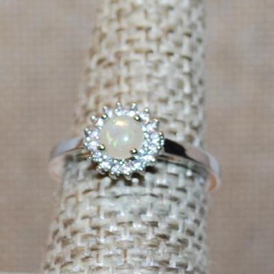 Size 6 Small Round Iridescent Stone Ring with a Circle of Accent Stones on a Silver Tone Band (1.9g)