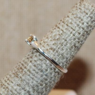 Size 5½ Delicate Small Round CHAMPAGNE Colored Stone Ring on a Silver Tone Band (1.4g)