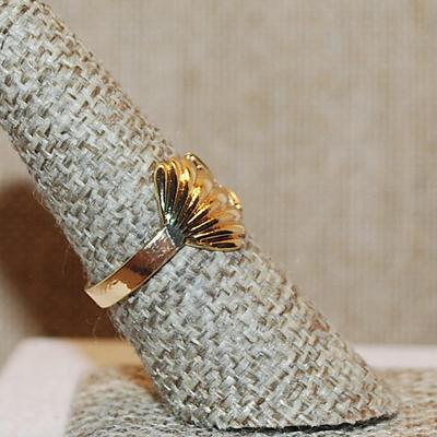 Size 7½ ALL Gold Colored "CLAM & STARFISH" Ring on an OPEN Gold Tone Band (2.4g)