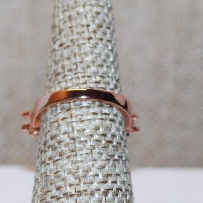 Size 6 Marked .925 Rose Gold Highrise Single Stone Ring with 4 Clear Stones Side Accents on a Silver Band (4.4g)