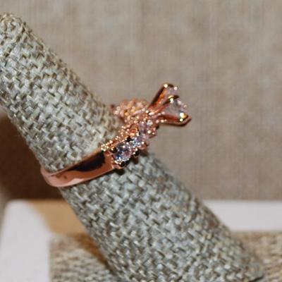 Size 6 Marked .925 Rose Gold Highrise Single Stone Ring with 4 Clear Stones Side Accents on a Silver Band (4.4g)