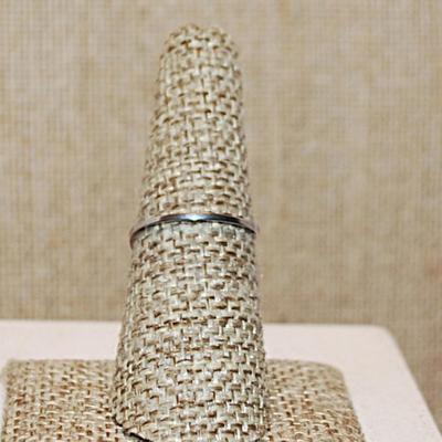 Size 7 Delicate STAINLESS STEEL Ring with "FLOWER DESIGN" on a Silver Colored Band (0.8g)