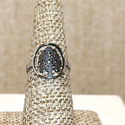 Size 7 Delicate STAINLESS STEEL Ring with "TREE DESIGN" on a Silver Colored Band (1.7g)