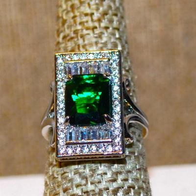 Size 7 Large Green Rectangle Main Stone Party Ring on a Glitter "Platform" and Silver Tone Band (5.3g)