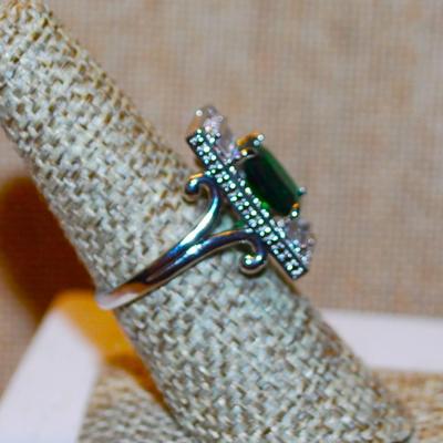 Size 7 Large Green Rectangle Main Stone Party Ring on a Glitter "Platform" and Silver Tone Band (5.3g)