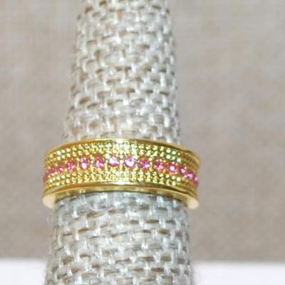 Size 5½ Half Infinity Style Ring with a Middle Line of Tiny Pink Stones on a Gold Tone Band (3.2g)